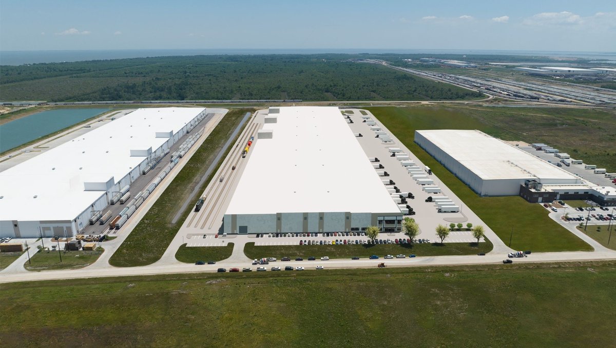 BRRarchitecture's tweet photo. With @Capdevpartner, BRR designed a cross-dock logistics center in Baytown, TX. The facility backs up to the railroad for easy access to railcar products that will be processed inside and then loaded onto semi-truck docks for shipment.  

Read more at https://t.co/2zwSAyHXWR. https://t.co/V5sszrGOnh