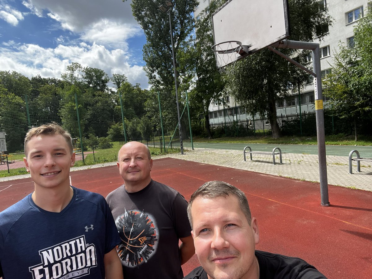 Rozmowa z JAKUBEM MUSIAŁEM nagrana 🙆🏻‍♂️🏀 Tata Kuby, Adam, który znalazł się na zdjęciu to bardzo ważna postać w życiu nowego zawodnika @treflsopot 🔥 Teraz montaż i jak będzie gotowa od razu wrzucam link do rozmowy na kanale BASKET CHANASA 🤜🏻🏀