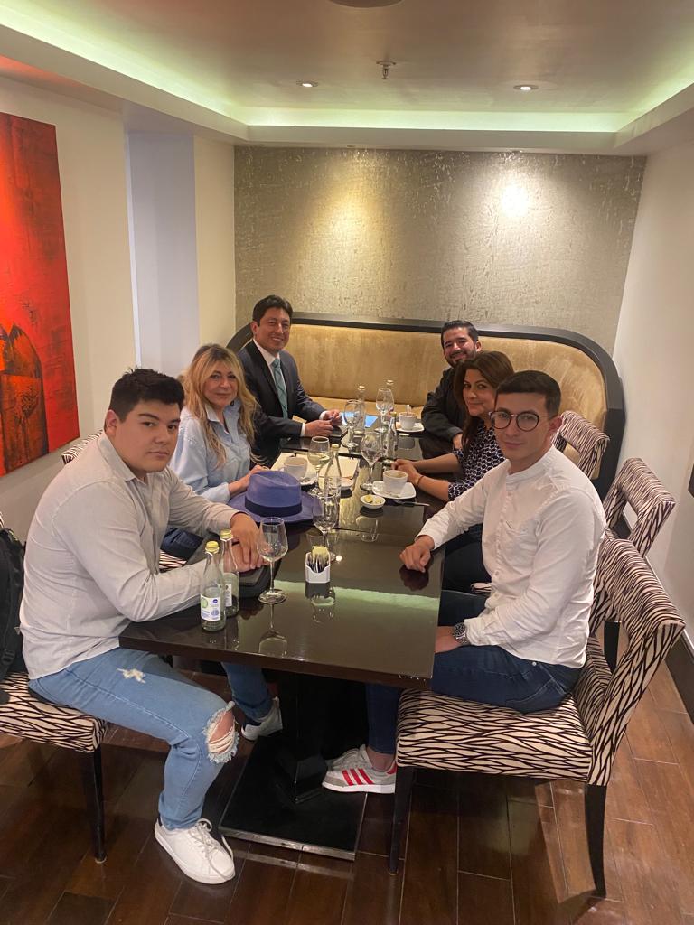 La Embajadora <a href="/ivonnebaki/">Ivonne A Baki</a> se reunió con Four World🌎para preparar la participación en Fiesta DC, evento en el que Ecuador 🇪🇨👏será el país anfitrión.  ¡Estamos preparándonos para demostrar todo lo que Ecuador ofrece!