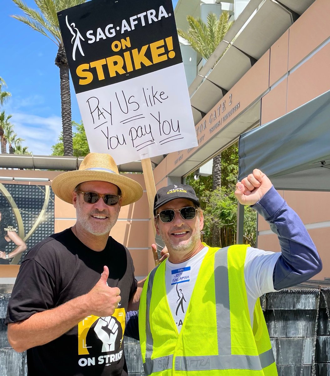 Coupla former NYC HotelMotel Trades Council Local 144 members reunite as #SAGAFTRA members on #FoxLotPicket.
There are so many reasonable working people out here I think Iger & @AMPTP just might be the unreasonable bargaining “partners.” #SAGAFTRAstrong #sagaftrastrike #wgastrike