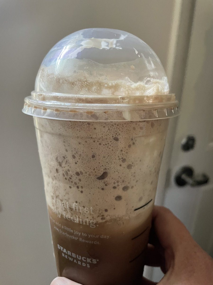 Evelatwitch's tweet photo. @Starbucks wtf is this??? Employees can’t even be bothered to fill cups now? https://t.co/eVQLavgdfv