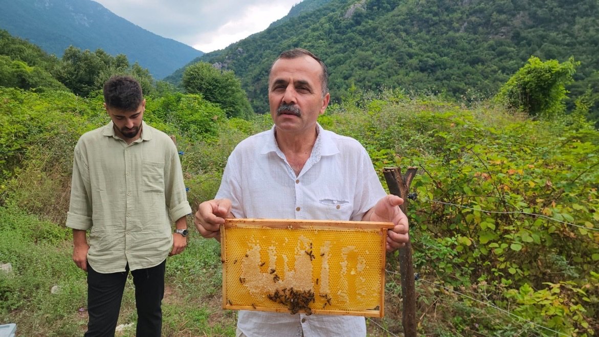 Karabük'te arıcılık yapan Hilmi Acar:

“Allah-u Teala ilham etmiş arılarımıza. Görüldüğü gibi bal kısmında Arapça Allah yazıyor.”

#arıcılık #arı #bal