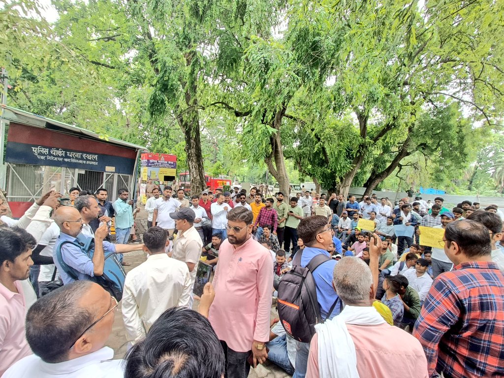आज इलाहाबाद में 'संयुक्त युवा मोर्चा' <a href="/syuvamorcha/">Sanyukt Yuva Morcha</a> द्वारा शिक्षक भर्ती से जुड़े तामाम मुद्दों को लेकर आयोजित धरने में शामिल हुआ। सरकार नौकरी-रोज़गार देने के बजाएं, मौजूदा नौकरियों को भी खत्म करने के फिराक में है।

आने वाली 5 सितंबर को इलाहाबाद में युवा महाचंचायत का आयोजन होगा।