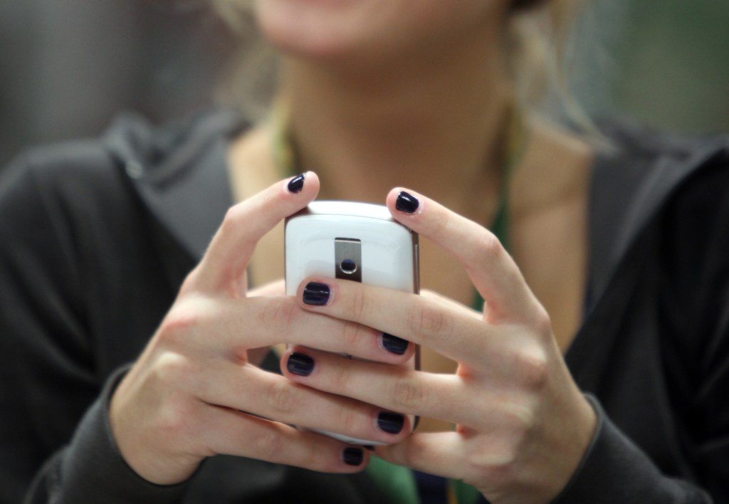 orlandosentinel's tweet photo. Orange schools ban cellphones all day, even at lunch https://t.co/VbW3A5ftZo https://t.co/EMJZ0BY9Gg