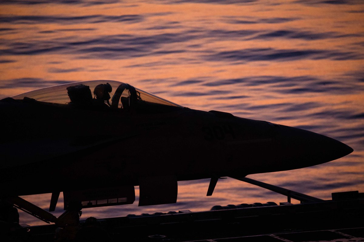 CVN78_GRFord's tweet photo. Day 'n night... ✈️🎵

📸 MC2 Nolan Pennington 

#IntegrityattheHelm #CVN78 #Navy #deployment https://t.co/Dpy1PC7xZl