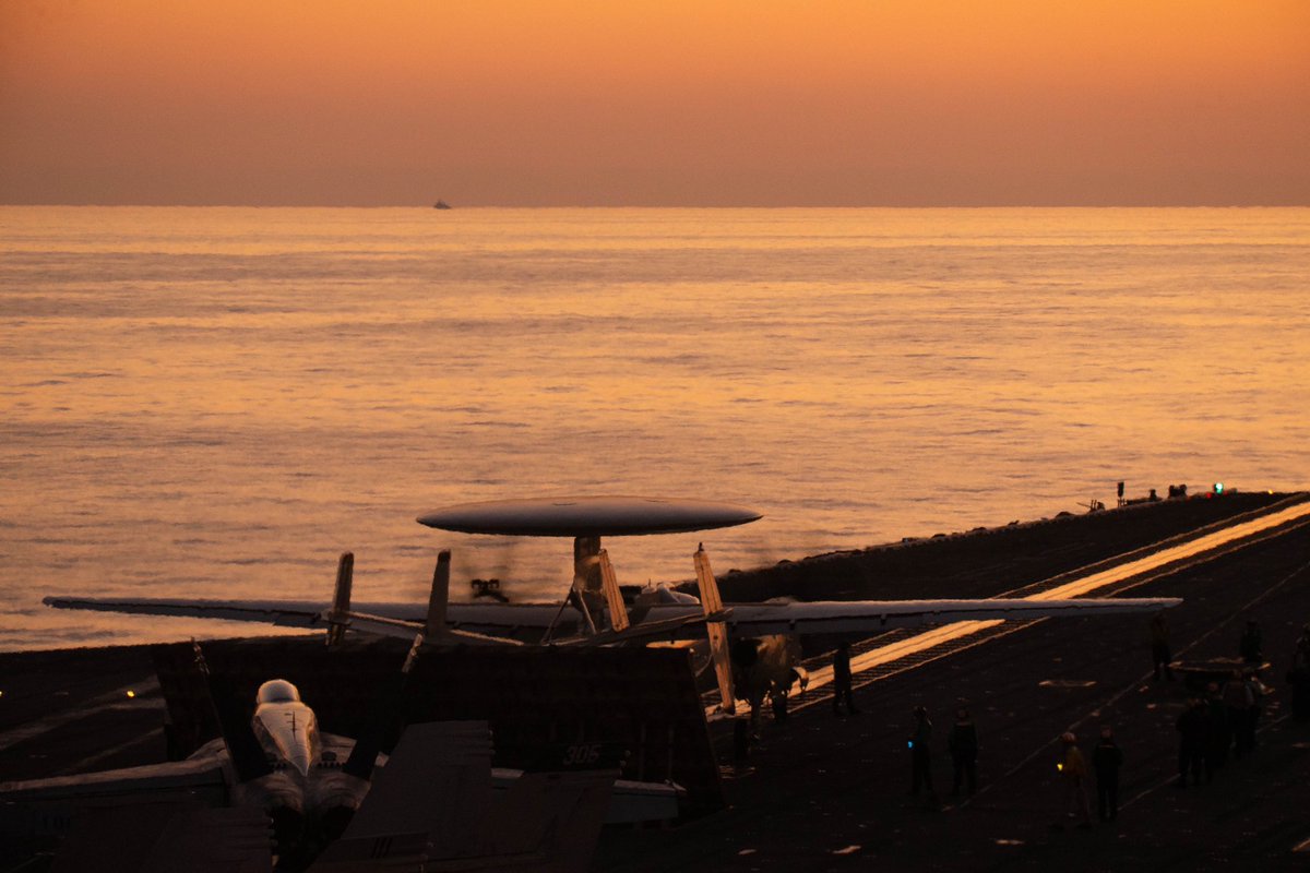 CVN78_GRFord's tweet photo. Day 'n night... ✈️🎵

📸 MC2 Nolan Pennington 

#IntegrityattheHelm #CVN78 #Navy #deployment https://t.co/Dpy1PC7xZl