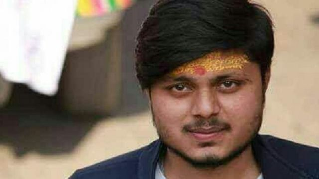 askrajeshsahu's tweet photo. कासगंज के चंदन गुप्ता को पहचानते होंगे! सीएम योगी के कट्टर समर्थक थे। कट्टर इतने की उनके सीएम बनने पर भंडारा किया था। 26 जनवरी 2018 को विहिप ने तिरंगा यात्रा के लिए प्रशासन से इजाजत मांगी। प्रशासन ने मना कर दिया। क्योंकि हालात बेहतर नहीं थे। इसके बाद भी करीब 100 की संख्या में बाइक से तिरंगा यात्रा निकाली गई। मुस्लिम गलियों में जमकर नारेबाजी हुई। इस दौरान झड़प हो गई। गोलियां चली। एक गोली चंदन को आकर लगी और मौके पर ही मौत हो गई। 

इसके बाद जमकर हंगामा हुआ। मुस्लिमों की दुकानें जलाई गई। प्रशासन को तीन दिन तक इंटरनेट बंद करना पड़ा। कई दिग्गज नेता चंदन की अंतिम यात्रा में पहुंचे। परिवार को आर्थिक मदद, बहन को नौकरी, चौक पर मूर्ति लगवाने का वादा किया। बहन को नौकरी मिली लेकिन 6 महीने बाद ही निकाल दिया। चौक पर मूर्ति लगी लेकिन आज भी ढकी हुई है। किसी नेता को फुर्सत नहीं कि उसका उद्धाटन कर सके। परिवार कोर्ट-कचेहरी के चक्कर में फंसा हुआ है। जो उस वक्त चंदन गुप्ता अमर रहे कर रहे थे अब वह भूल गए। 

यह सब बातें इसलिए बता रहा हूं क्योंकि हर 6 महीने में दंगो की भेंट ऐसे ही मामूली परिवारों के लोग चढ़ते हैं। इनकी लाशों पर सियासत होती है। खूब वादे होते हैं लेकिन हकीकत में कुछ नहीं बदलता। सलाह सिर्फ इतनी है कि जब आप नहीं थे तब भी धर्म था, जब आप नहीं रहेंगे तब भी धर्म रहेगा। आपके बचाने से बचेगा नहीं, किसी के चाहने से खत्म नहीं होगा। आप बस अपना ख्याल रखिए। उग्रता और कट्टरता से दूर रहिए। सोशल मीडिया पर जो आपको भड़का रहे हैं इनके पास अच्छी नौकरी है। इनके बच्चे सेट हैं। आपको अपना देखना है। 

चंदन के घर से ग्राउंड रिपोर्ट आप यहां पढ़ सकते हैंः https://t.co/CyendLCrab