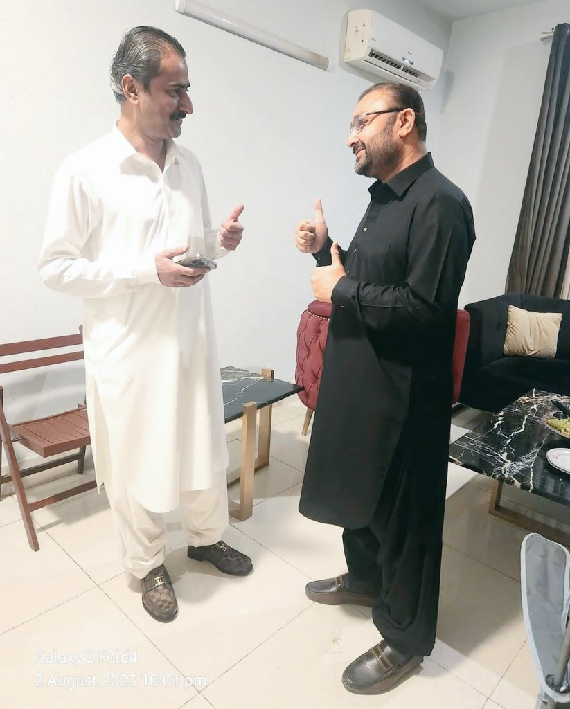 ایم پی اے میر حمل کلمتی کے ساتھ خوشگوار موڈ میں