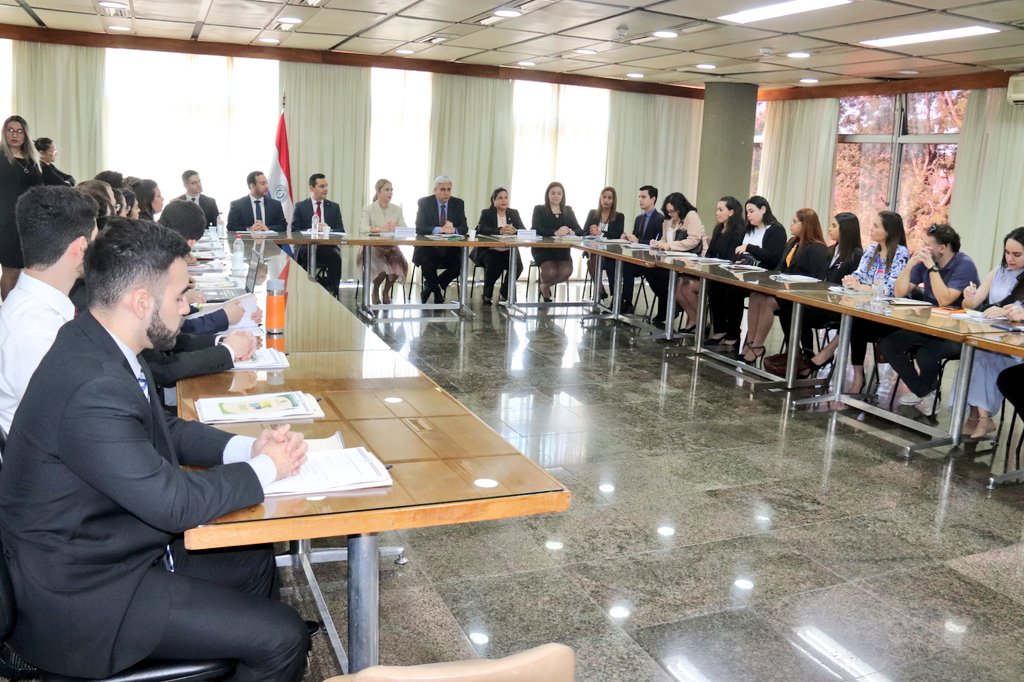 InfoANRpy's tweet photo. 🇵🇾 En la sede del sector cultural del @BCP_PY se llevó a cabo en la fecha la primera reunión de Coordinación de los "Enlaces de Empresarios e Invitados Especiales, de Transmisión de Mando Presidencial (TMP) 2023-2028" https://t.co/nHui6DAfrZ