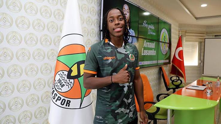 LateTransfer's tweet photo. 🚨Rizespor, Alanyaspor’dan ayrılmak isteyen Arnaud Lusamba için resmi girişimlere başladı. İlhan Palut oyuncuyu kadroda görmek istiyor. #rizespor #Rize #lusamba #Transfers #transfer #alanya https://t.co/ihez9wP4YS