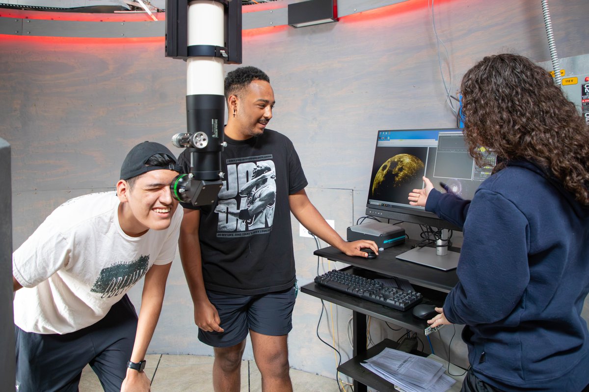 siena_ny's tweet photo. A little bit of summer at Siena!

🪴: Friars build sustainable garden
🌌: Grotto lights up the night sky
🔭: Summer research students stargaze
🏃: Health Studies grad interns at local physical therapy center https://t.co/lpJm1aXOgg