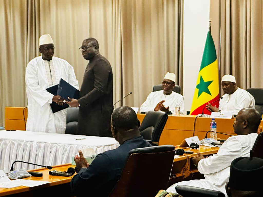 GamChamber's tweet photo. An #MoU signed between the #GCCI🇬🇲 & #CCIAD🇸🇳
at the 3rd Senegalo-Gambia Presidential Council Meeting. The #MoU is aimed at fostering trade promotion, investment, industrialization, and ECOWAS Inter-State Road Transit for the business community of Gambia and Senegal. https://t.co/8AkPNH1eAz