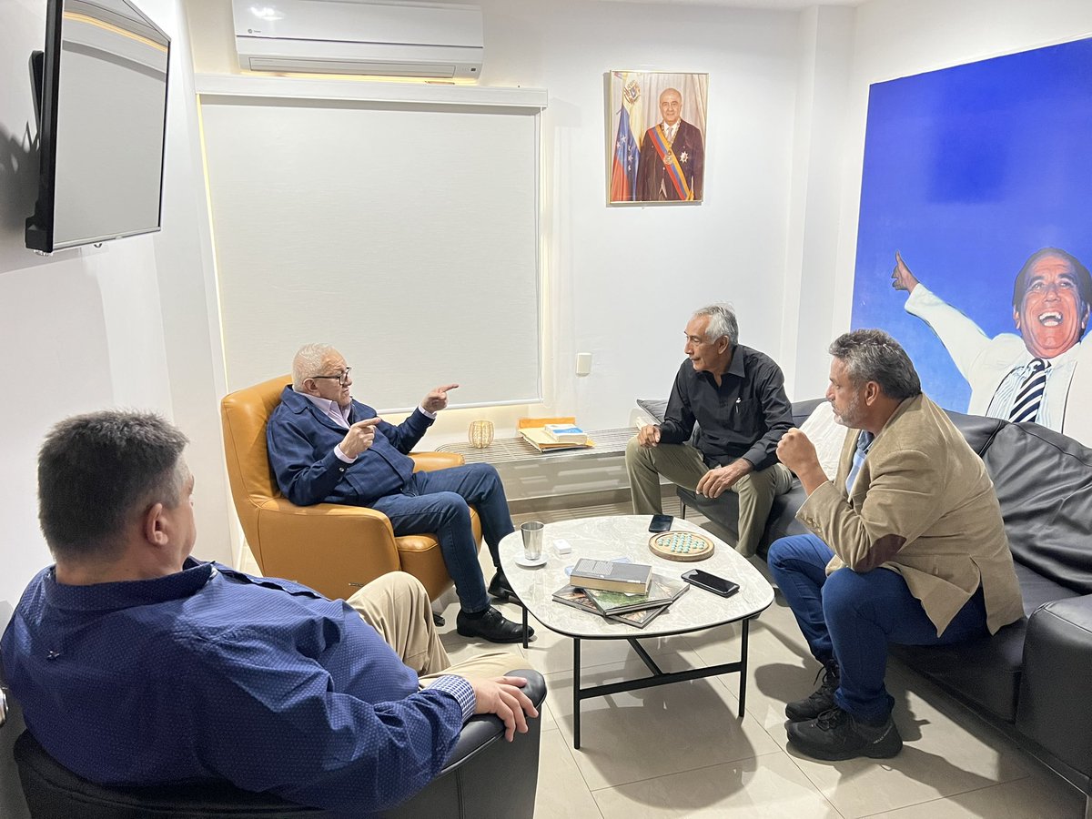 Recibiendo a los compañeros del Movimiento Sindical, Wiliam Lizardo, Vicepresidente de #AcciónDemocrática y Presidente de Fetraconatrucción, y <a href="/ejtorresb/">Edgar TORRES BARRIOS</a> Secretario Sindical Seccional Carabobo, con quien conversé temas de actualidad política y sobre el convenio 87 de la OIT.