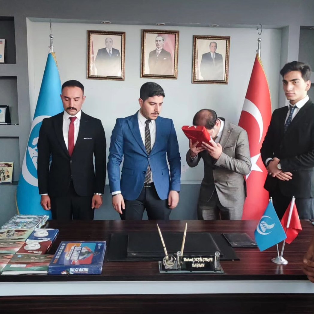 ihakdekan's tweet photo. Ülkü Ocakları Şehitkamil İlçe Ocak Başkanlığına Ali Şakir ÜSTÜNBOSTANCI Atanmıştır. Görevi Devreden Rahmi YEŞİLÇINAR Başkanımıza ve Geçmiş Dönem Tüm  İlçe Başkanlarımıza Emeklerinden Dolayı Teşekkür Ederiz 🇹🇷
@ayyildirim1
@Ulku_Ocaklari
@Gaziantepocak27 https://t.co/aeAbi8h0Oa