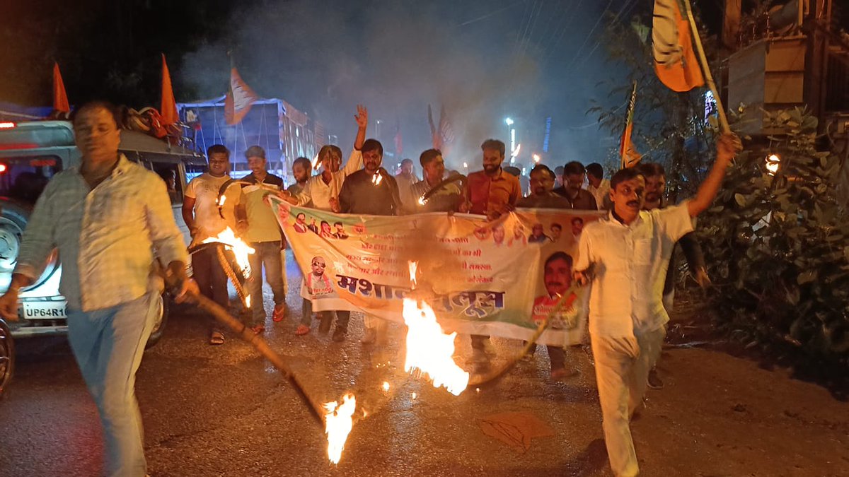 Ritesh983598's tweet photo. भाजयुमो गढ़वा द्वारा नियोजन नीति स्थानीय नीति सीटेट उतीर्ण छात्रों को शिक्षक बहाली में शामिल करने बिजली कटौती आयुष्मान भारत योजना सहित अन्य मांगों को लेकर झामुमो सरकार के खिलाफ मशाल जुलूस निकाला गया।
@bjpkarmveer @kislay_official @yourBabulal @Tejasvi_Surya @BJYMinJH @BJP4India https://t.co/qr18opbXI2