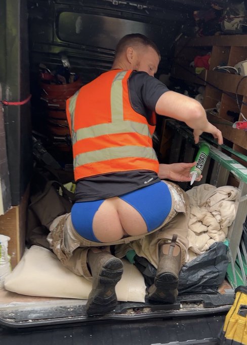 Who&rsquo;s jumping in the back of my van to eat some builders ass?! 💪  Let me see your 🍆 pics in The comments