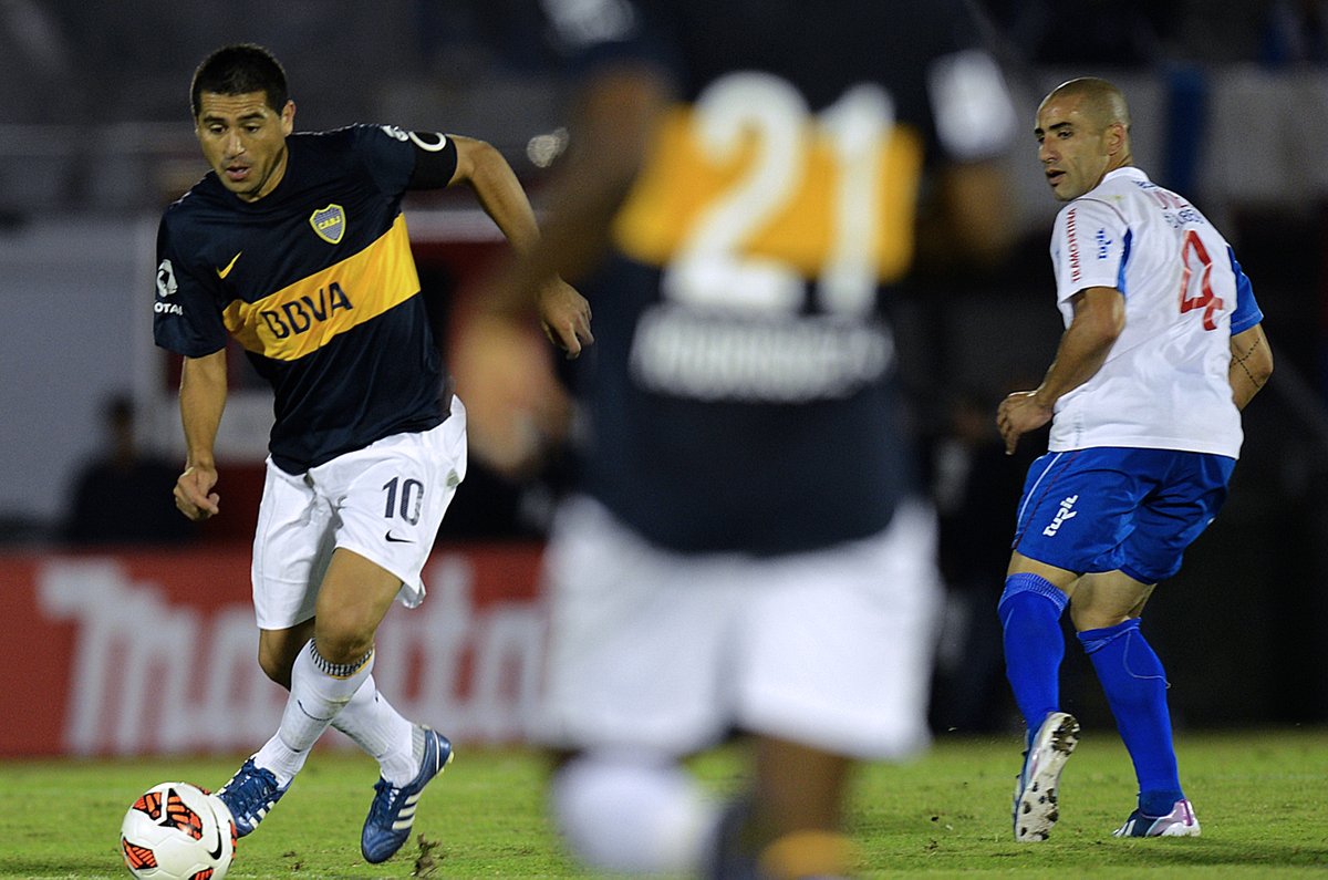 Riquelme con camiseta tradicional y short alternativo jugando en Uruguay.