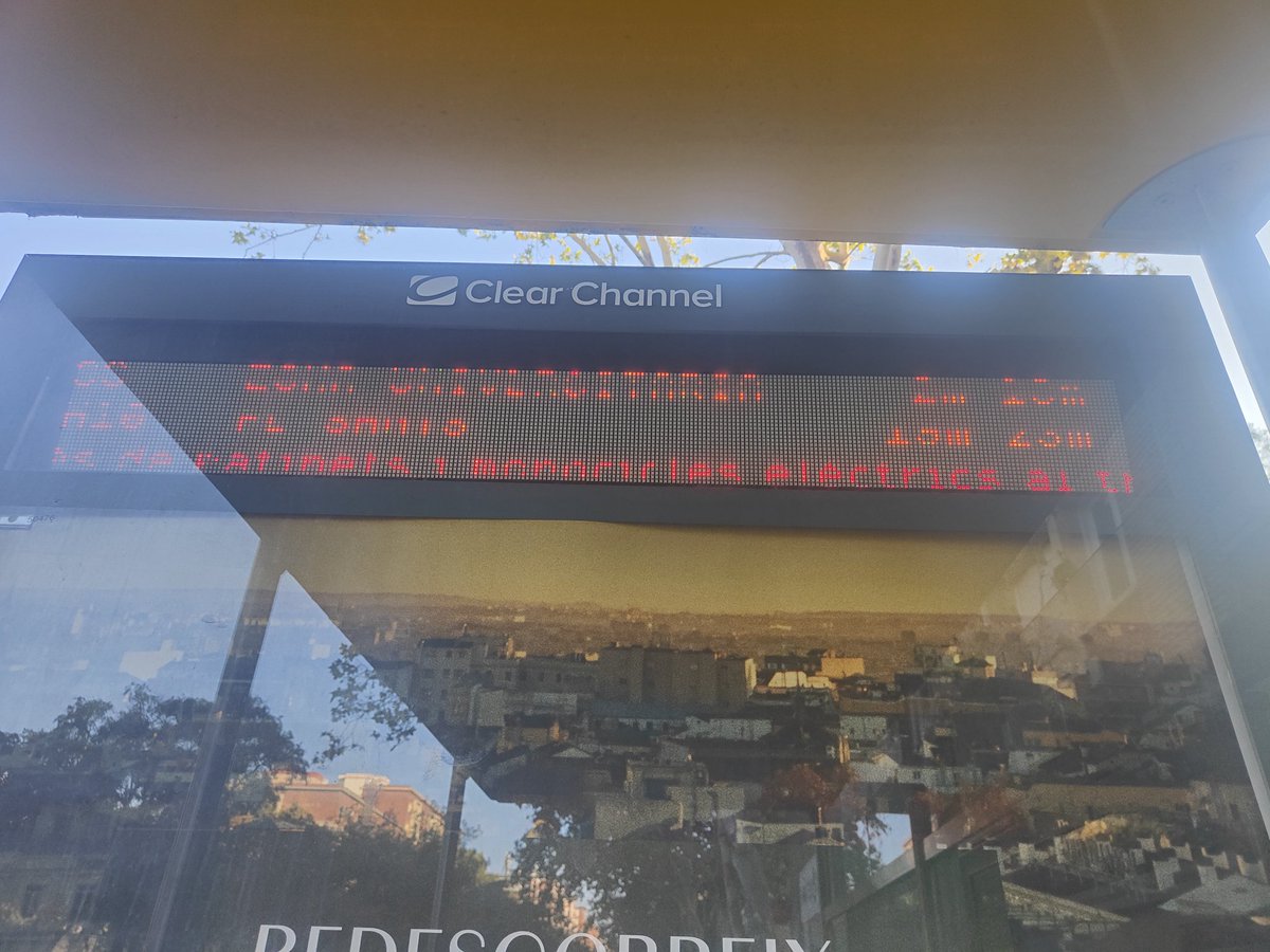 Whatthesara's tweet photo. @TMBinfo Els 19 minuts del h10 i despres que el seguent passi en 4 minuts suposo que tambe esta en hora? https://t.co/MrXA3EmDsj