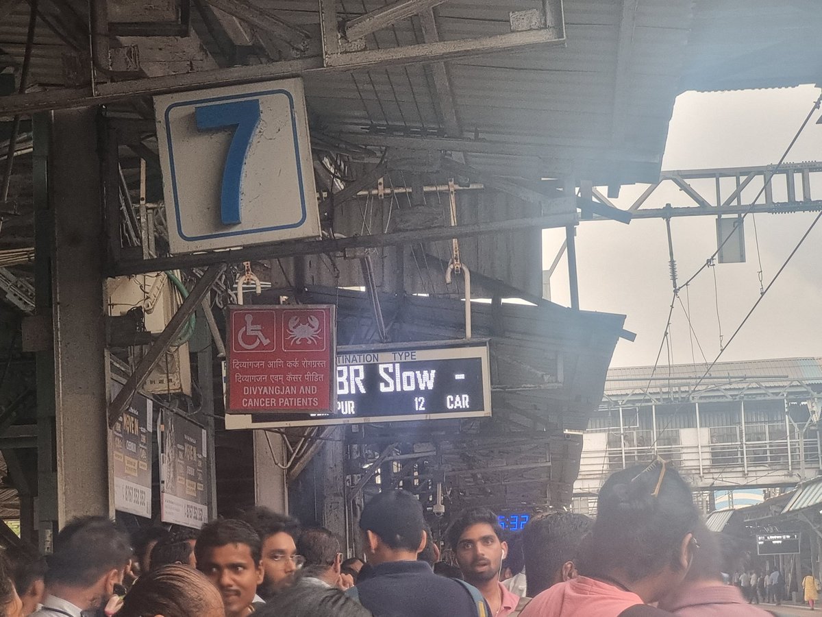 a_one_tea's tweet photo. @CRailwayMumbai @RailMinIndia @Central_Railway please change the locations of indicators on Kurla platform 7. There's no visibility and the other indicator is too far. https://t.co/eRJVF021t7