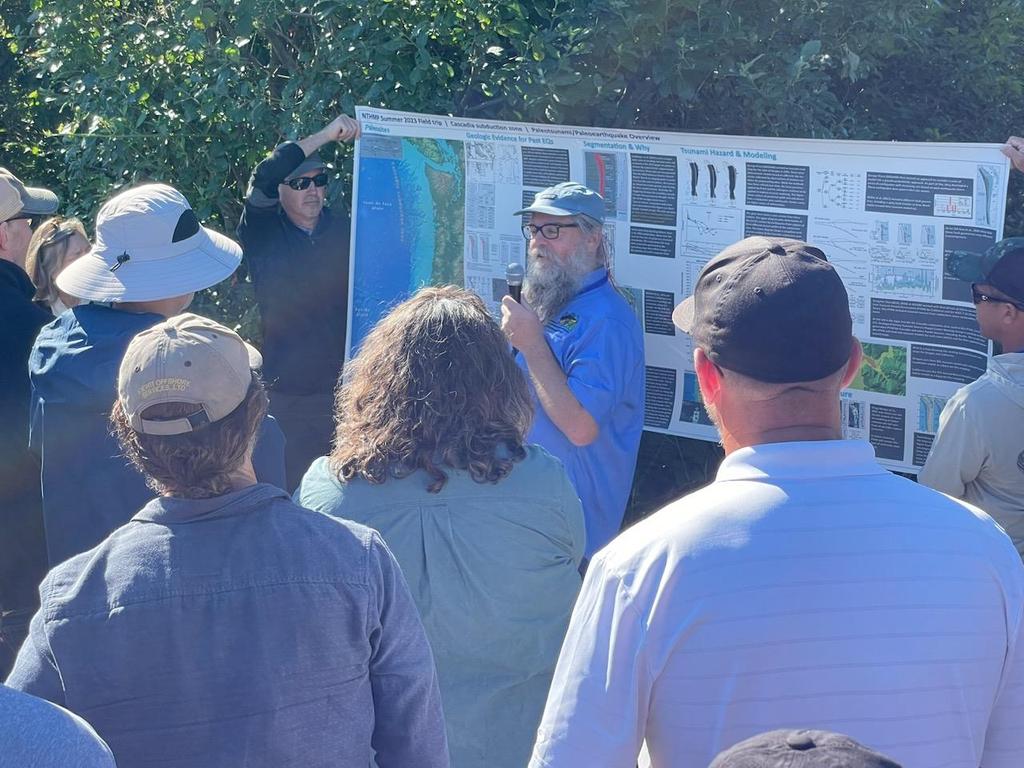 Thanks Ryan Aylward for this photo of me presenting overview of Cascadia subduction zone  earthquakes and tsunami at the @NOAA National Tsunami Hazard Mitigation Program field trip led by @jkakiwi_allan Laura Gabel Corina Allen

@CalConservation @CAGeoSurvey #Dogami @waDNR