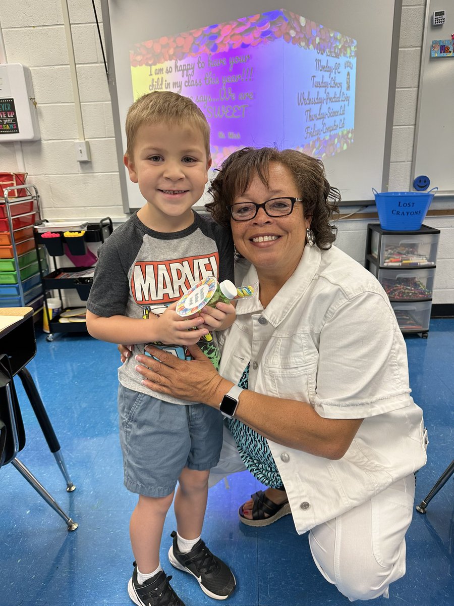 paigecrowe's tweet photo. It was a “sweet” night at TES Open House 2023!

LJ 4th Grade
LF 1st Grade

Ellie (12th) &amp; Nolan (10th) picked up their schedules today at MCHS but no photos were taken 😜 https://t.co/0nAbvSASQ0