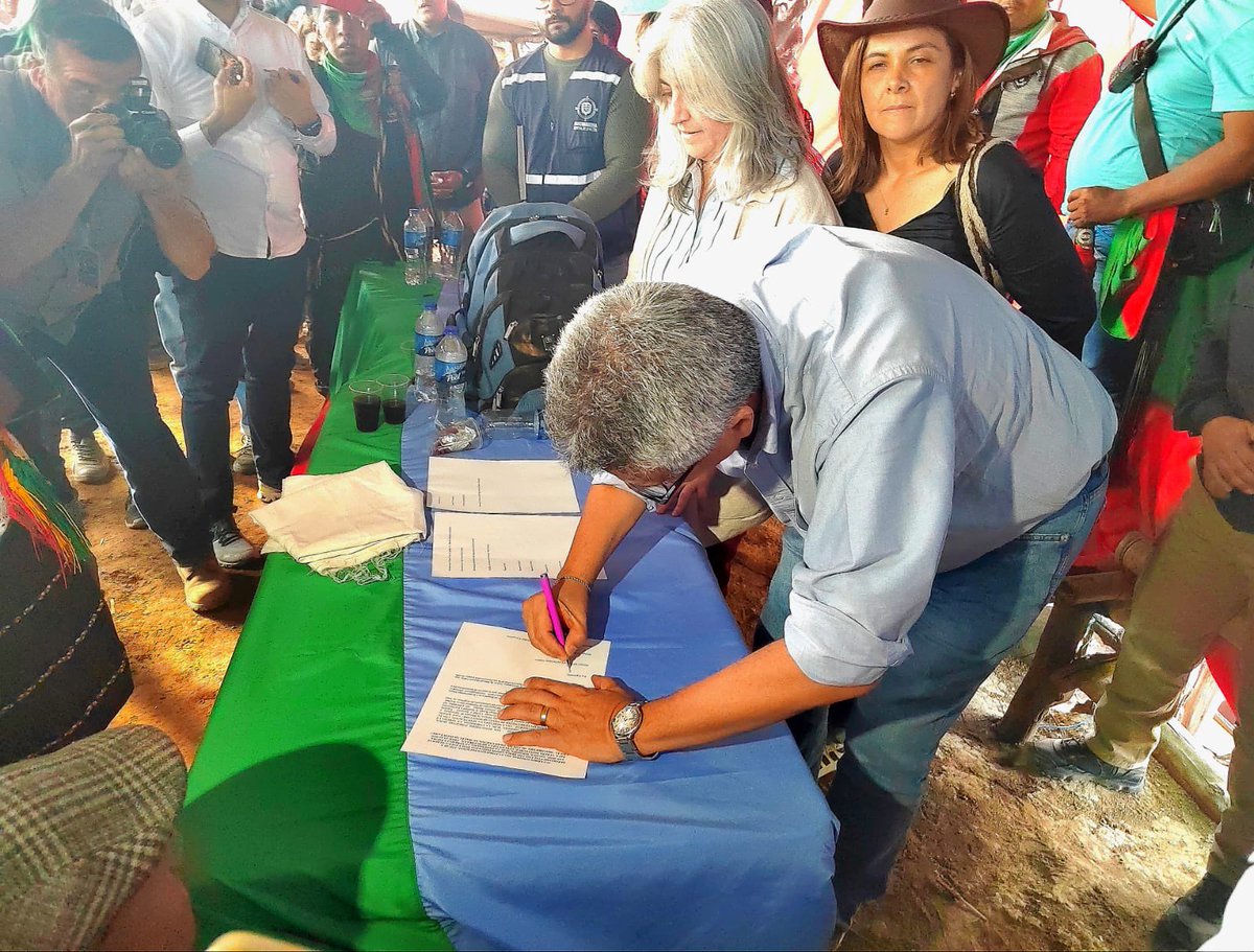 velascoluisf's tweet photo. Hemos acordado con la comunidad indígena en Piendamó, Cauca, la apertura total de la vía #Panamericana. 

Con la fuerza de la palabra, en menos de 48 horas, solucionamos este bloqueo. Este gobierno no necesita vías de hecho para hablar con la sociedad.

Continuamos con los acuerdos y haremos una mesa técnica en Bogotá para revisar las solicitudes de la comunidad y no generar acuerdos imposibles de cumplir.

#GobiernoDelCambio @petrogustavo @infopresidencia @MinInterior @Minvivienda @MinAgricultura