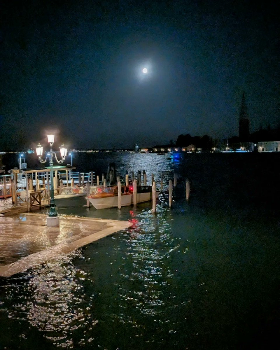 LJ_Pritchard's tweet photo. #FullMoon #LunaPiena #AcquaAlta on a #SummersNight #PiazzaSanMarco #Piazzetta #DogesPalace #PalazzoDucale #Venice #Venezia #LivingOnWater #Reflections https://t.co/S8Noq19Juo