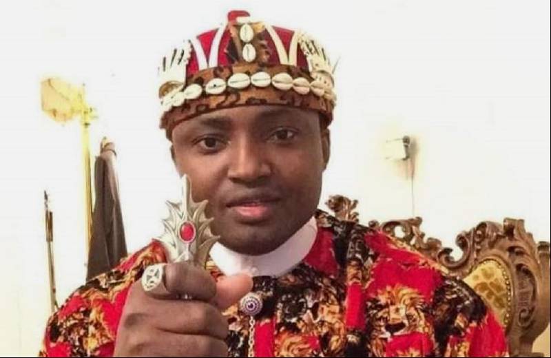 MalcolmInfiniti's tweet photo. Describe  the situation  where one man,  Simon Ekpa is the King , prime minister , the Central Bank Governor ,  the Chief of Army Staff  and  minister of information and culture of Biafra  .
a. Madness  
b. Idiocy  
c. Childishness , 
d foolishness  
e. All of the above https://t.co/HRTbkNQkyN