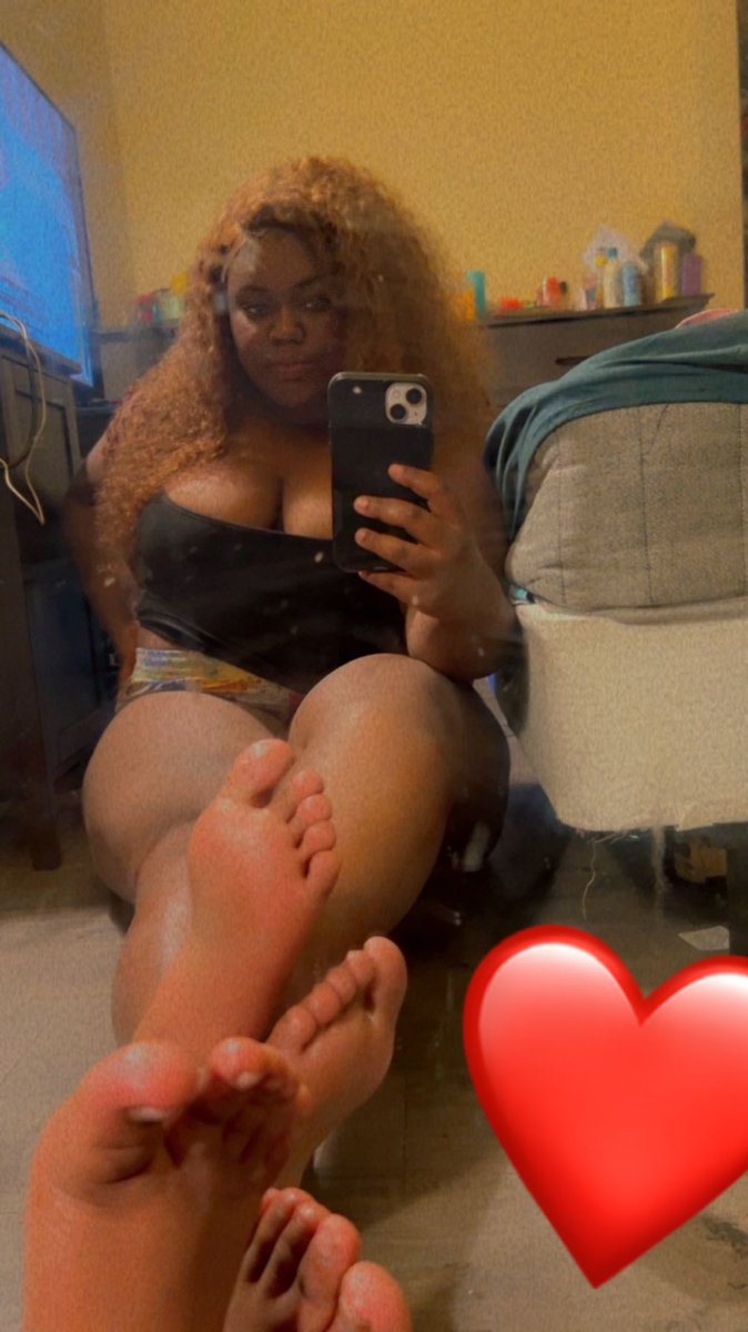 Nothing better than oiled up soles 😮‍💨 

• findom #footfetısh #feet_lover #feetpicsforsale •
