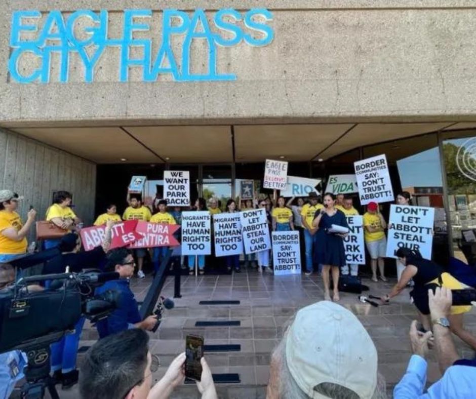 WebbCountyDs's tweet photo. 📣 BREAKING: A surprising blow to Gov. Abbott's Operation Lone Star as Eagle Pass City Council unanimously votes to reclaim Shelby Park. This victory comes from tireless advocacy of Eagle Pass Border Coalition members, standing strong against fear-mongering and...
1/4 https://t.co/X3HU0jMzGX