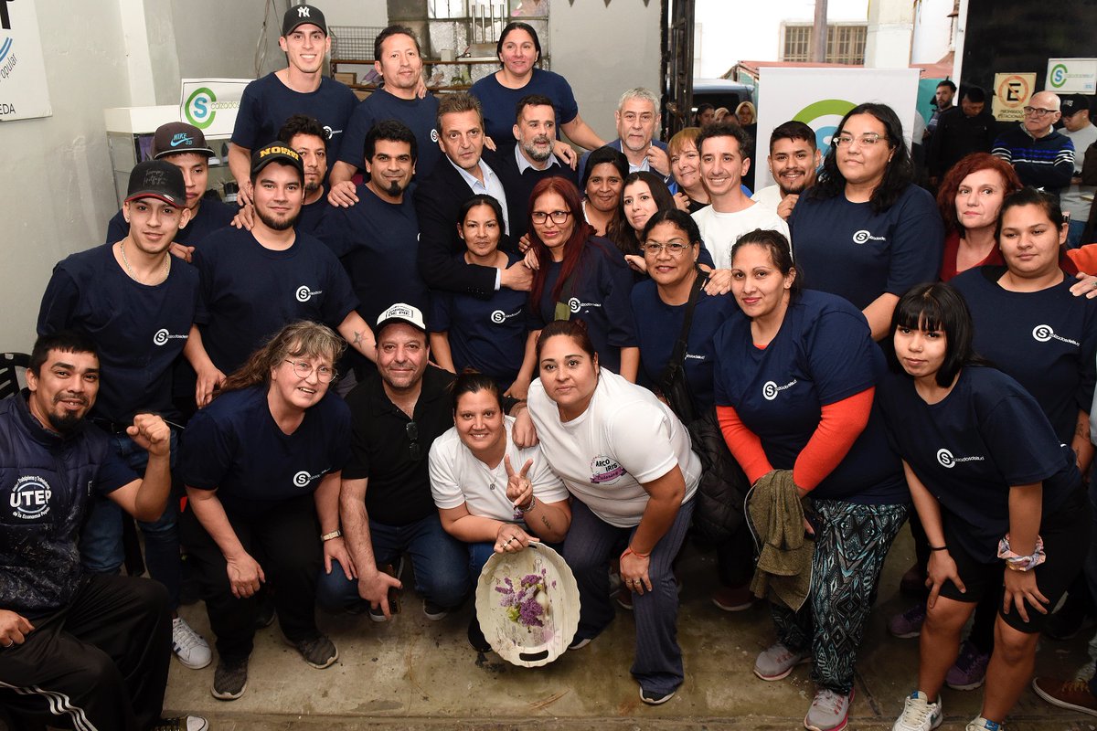 Visitamos la Cooperativa de Calzado del Sud en Avellaneda junto a @JorgeFerraresi, @MonicaLitza y @DaniMenendezOk. Es una fábrica impulsada por Barrios de Pie que se puso en marcha en el 2017 y que distribuye las ganancias de forma equitativa entre sus trabajadores.