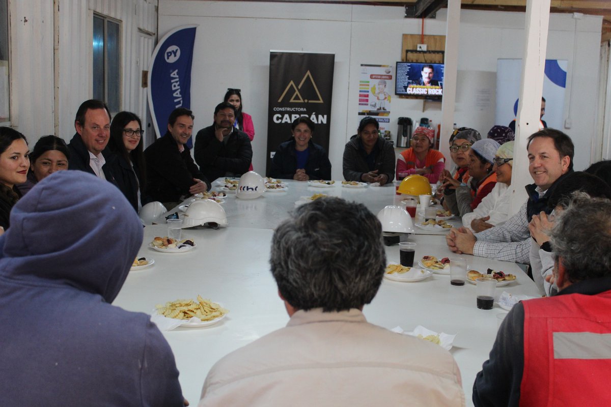 CChC_Chile's tweet photo. 📷 Hoy nuestra vicepresidenta, Jacqueline Gálvez, estuvo en la Región de #Atacama, para ser parte de una nueva versión de los encuentros #SentemonosaConversar 💬 junto a trabajadores y trabajadoras de Constructora Carrán 👏#PEH #construccion #obra #departamentos #desarrollo https://t.co/7r2gQvxb6J