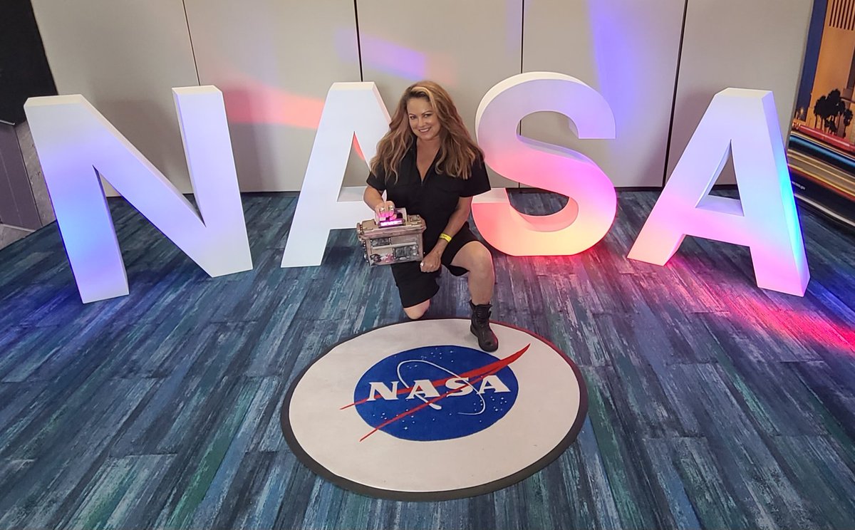 Enjoying Tampa Bay Comic Con... but no cosplay for me!

#NoCosplay #solidarity  

#sagaftramember #WGAStrong #SAGAFTRAstrong #SAGAFTRAstrike #Power2Performers