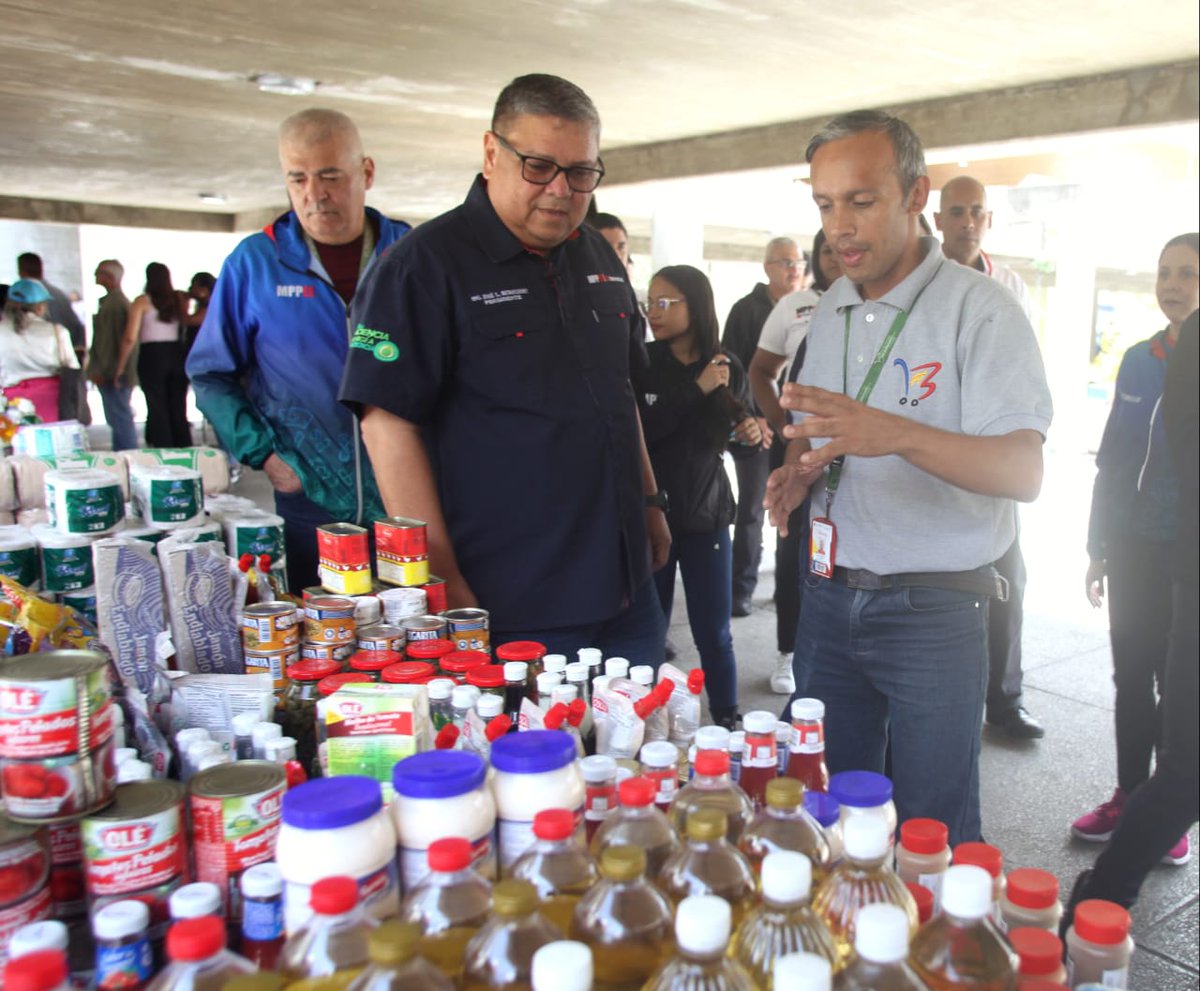 CorpoelecInfo's tweet image. También se contó con la venta de combos proteicos, hortalizas, calzado, artículos de limpieza, alimentos básicos, además de la entrega de medicamentos y ayudas técnicas por parte del #Asoelec.

¡Seguimos garantizando el bienestar de nuestra fuerza trabajadora!