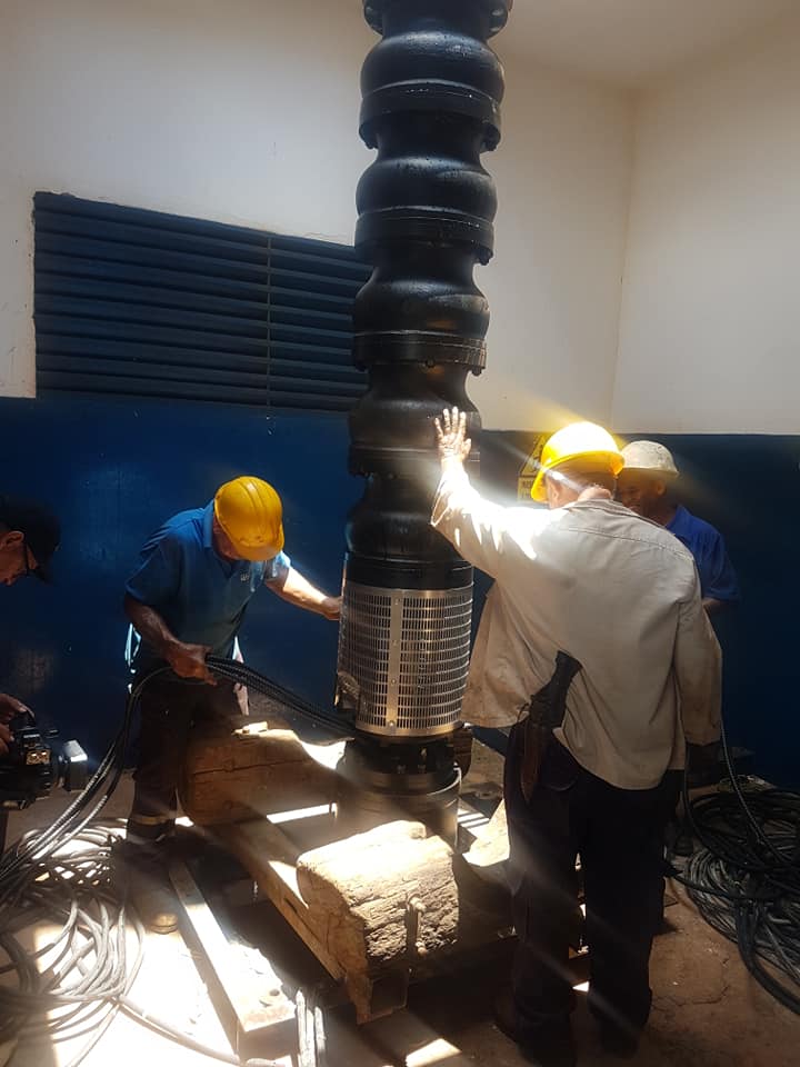 Se realiza el montaje de los equipos de bombeos que recientemente arribaron al país.Este es en uno de los pozos del sistema de Cuenca Sur,en Artemisa,que abastece a parte de los municipios del centro de #LaHabana,incrementando 250 l/s.Se avanza en el cronograma de ejecución #Cuba