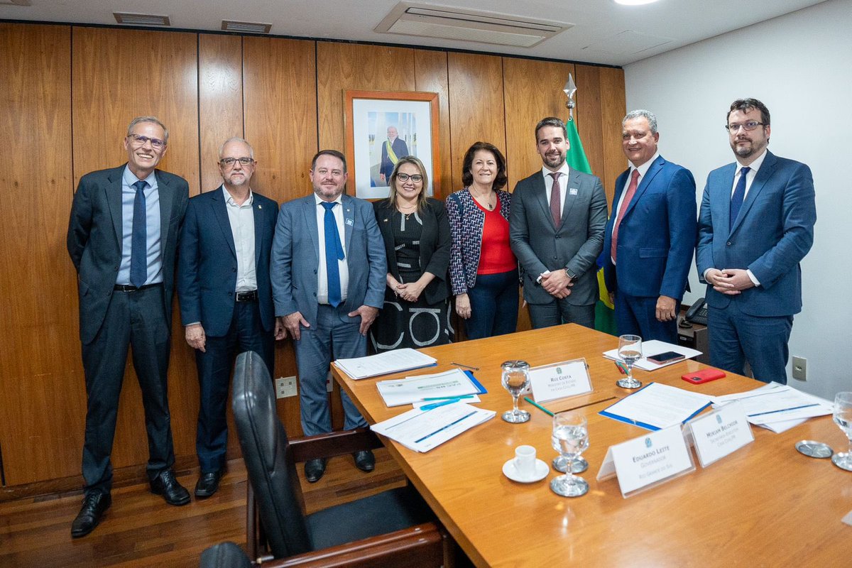 EduardoLeite_'s tweet photo. Encerramos as agendas do dia em Brasília com audiências com os ministros Rui Costa, da Casa Civil, e Simone Tebet, do Planejamento. Conversamos sobre o atendimento, por parte do governo federal, de projetos de interesse do RS, principalmente na área de infraestrutura. https://t.co/isTtLE9bKP