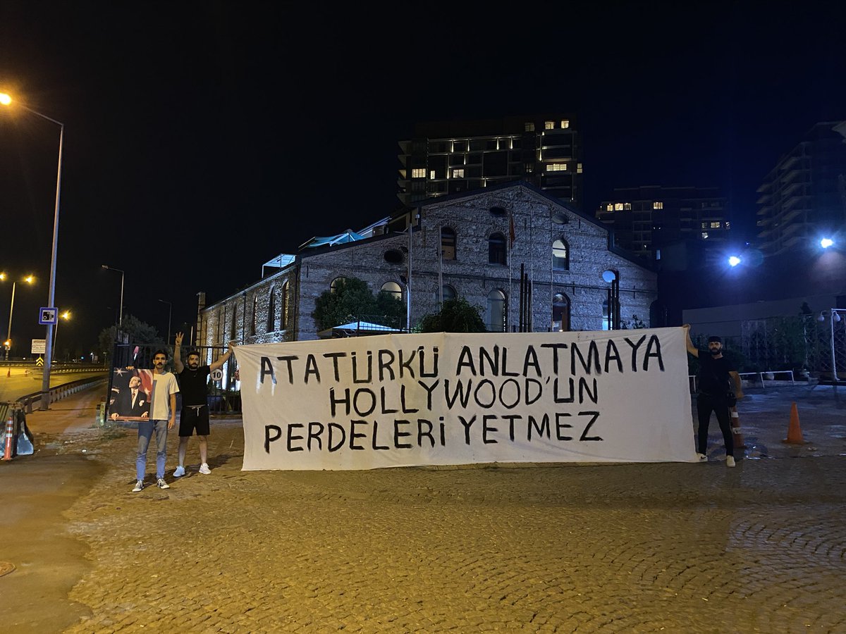 🔥Memleket Partili gençler Disney Türkiye'nin önüne giderek, pankart açtı.

'Atatürk'ü Anlatmaya Hollywood'un Perdeleri Yetmez'