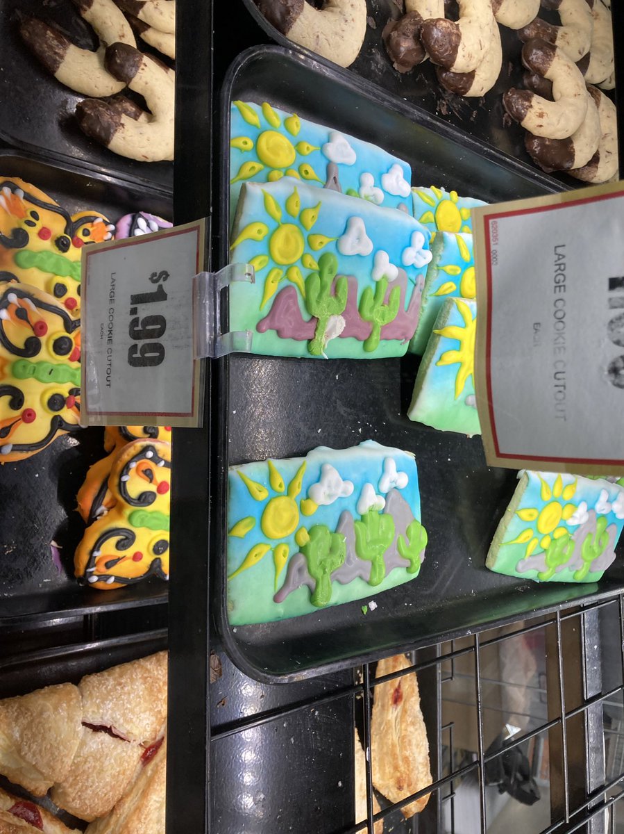 AlohaPete's tweet photo. Aloha happy #BigWeirdWednesday
The people who work in the bakery at #Bashas are artists! Check out them cookies dooozzz! 👽🤙🌈🌈🌈 Good mojo to all those who need it this week! https://t.co/90lH49zgSj