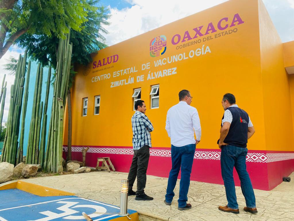 SSO_GobOax's tweet photo. A fin de continuar fortaleciendo el trabajo en equipo y dar certeza a los 37 programas que forman la Dirección de 
#PrevenciónYPromociónDeLaSalud, el director de la unidad, Ignacio Zárate Blas realizó una visita de supervisión a la #UIES, (1/2) https://t.co/rP5cgeW5co