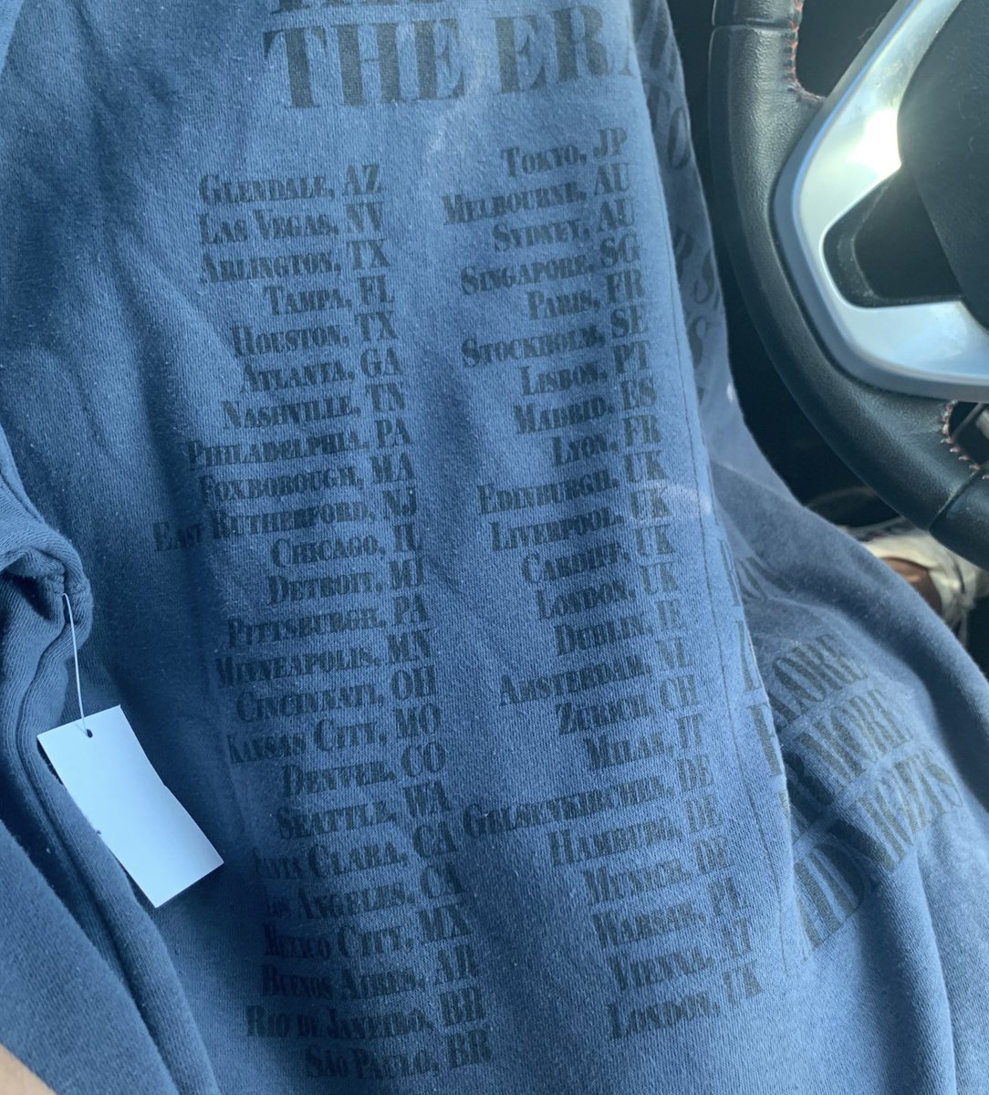 TheSwiftSociety's tweet photo. 📸| Blue crewneck at LA shows with international dates https://t.co/8lblwhLXcQ