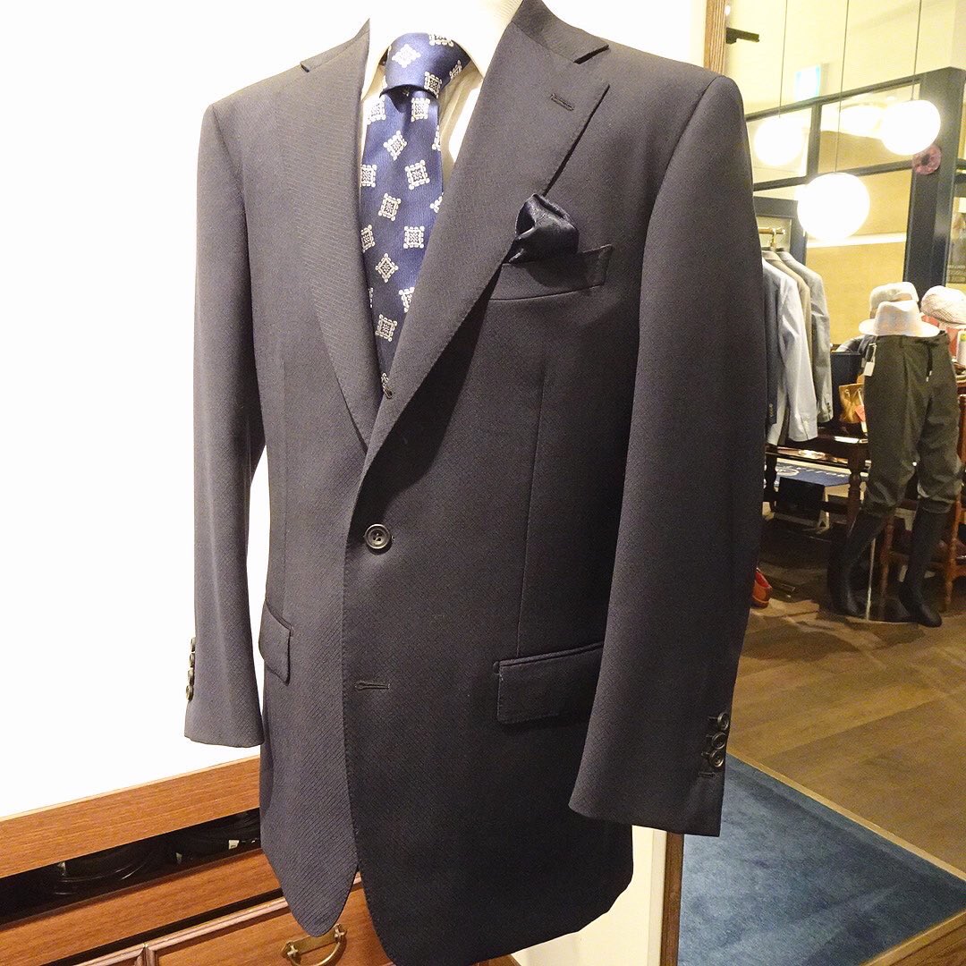 noma56's tweet image. イタリア・ロロピアーナZELANDERコレクション、小格子織柄のブラックスーツです。

#bespoketailor #loropiana #ロロピアーナスーツ #小格子柄スーツ #ブラックスーツ #zelander