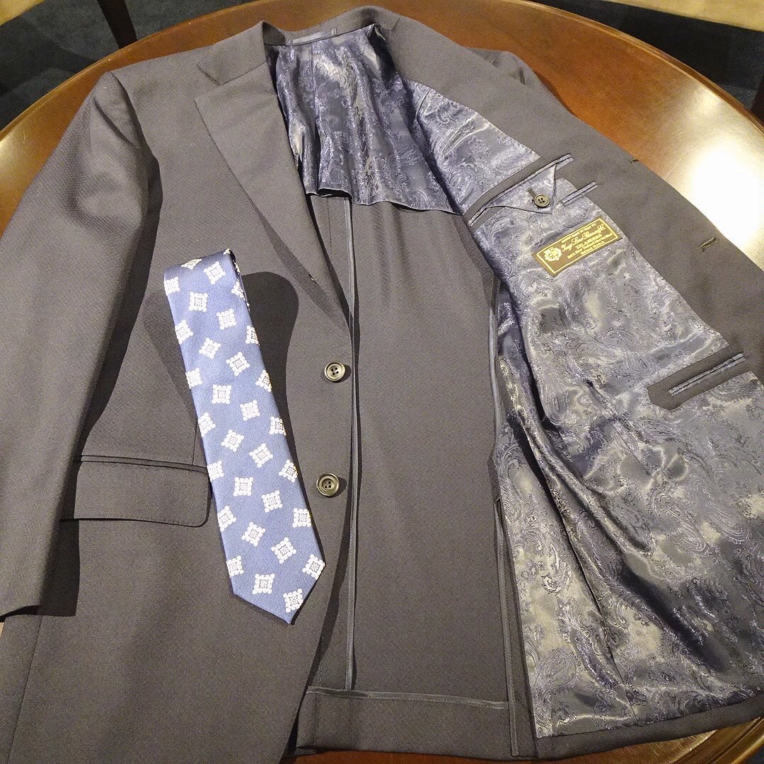 noma56's tweet image. イタリア・ロロピアーナZELANDERコレクション、小格子織柄のブラックスーツです。

#bespoketailor #loropiana #ロロピアーナスーツ #小格子柄スーツ #ブラックスーツ #zelander