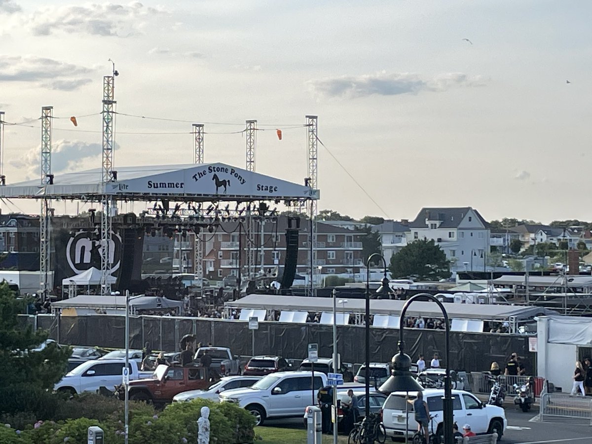 MobileDevSteve's tweet photo. @MammothWVH  drinking and listening from across the street and heading over before AlterBridge https://t.co/XlrDcwLJ77