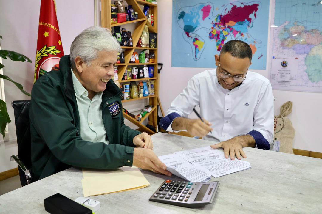 #FOTOS// Reunión con el gobernador del estado Portuguesa <a href="/PrimitivoPsuv/">Antonio Primitivo Cedeño</a> para ampliar los términos en cuanto a la alianza estratégica que se lleva a cabo entre la CVA y la gobernación del estado llanero para incrementar la producción de azúcar en el país.