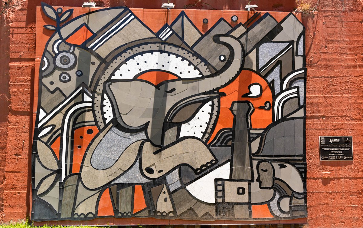 parquefundidora's tweet photo. El mural del Elefante de Hierro representa la historia de lo que un día fue la Compañía Fundidora de Fierro y Acero de Monterrey y  su unión con el presente hacia la transformación actual como Museo de Arqueología Industrial.

📍 Explanada Sopladores https://t.co/OH5izZNbGo