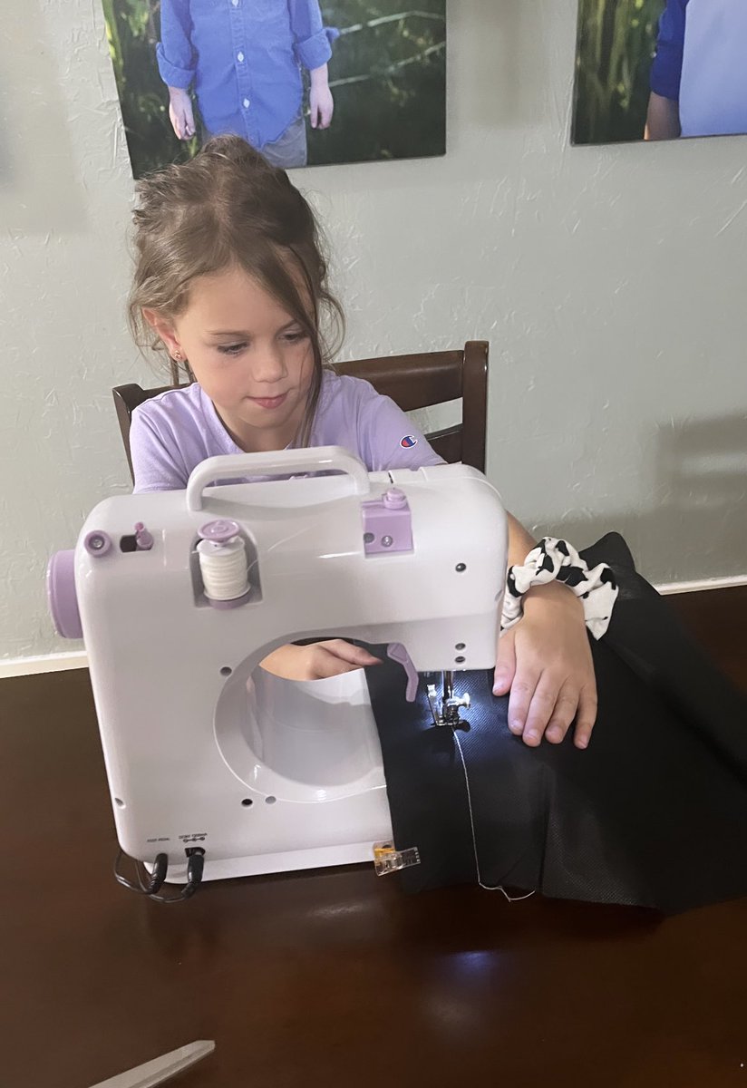 KyiaDavis's tweet photo. This is what leadership looks like. Someone helped her find her strength and she is putting it to work! ❤️
Ozzie just sewed 10 curtains for a @wn_tigers teacher!
So proud of her!
#itsgoodtobeatiger
@willardschools https://t.co/jrbPYhABEN