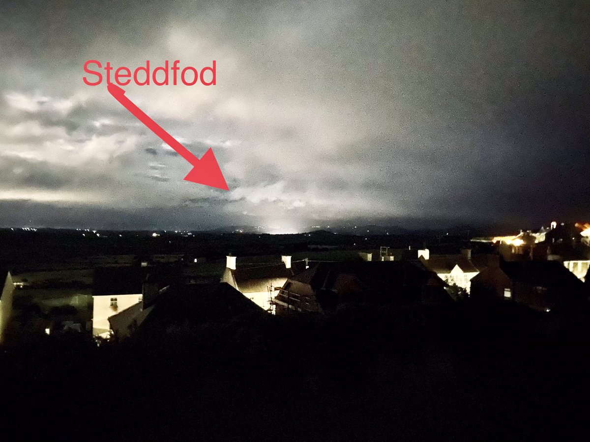 tafarnyfic's tweet image. Maes ‘Steddfod heno! 🏴󠁧󠁢󠁷󠁬󠁳󠁿 #Llithfaen @eisteddfod