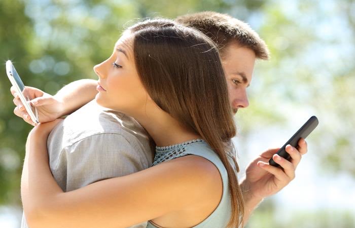 cronopiatw's tweet photo. Una pareja en Bosnia se estaba poniendo los cuernos mutuamente. Es decir, el chico engañaba a la chica y viceversa. Sin embargo, lo más increíble llega, cuando van a conocer a la persona con la que estaban hablando a través de las redes Y SON ELLOS MISMOS🤯 https://t.co/X1UXMxSE8J