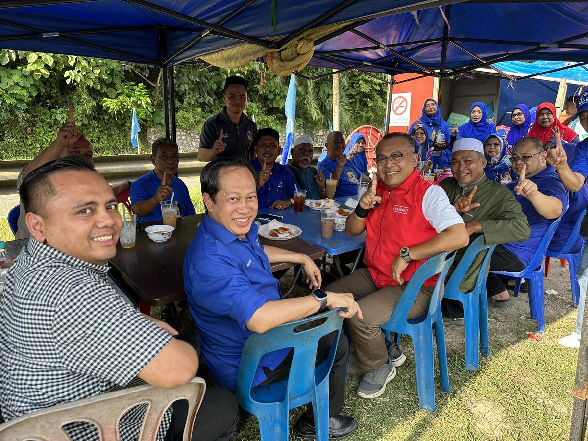 ahmadmaslan's tweet photo. Jemput-jemput #JeramPadang #Jempol #Negeri9. Warung KakAi (bertudung merah). Saya makan bersama Ketua Pemuda #UMNO Pontian Badrul, Ketua #PakatanHarapan & wakil calon kpd Dato Mohd Zaidy Abdul Kadir serta rakan2 dari #Labis #Johor. Jemput singgah jika berdekatan. Best 🌟🌟🌟🌟🌟 https://t.co/orQ5aOSwMj