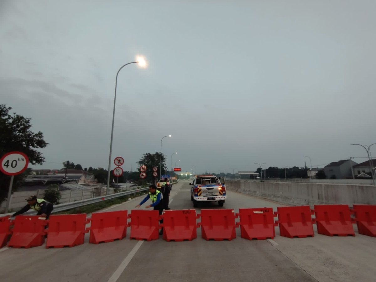 #TolCijagoDepok On ramp Kukusan3 sementara ditutup (06:00 WIB), dan akan dibuka kembali (11:00 WIB) setiap hari. Bagi pengguna jalan diharapkan agar menyesuaikan waktunya. Jaga jarak aman kendaran anda, dan semoga selamat sampai tujuan. Terima kasih...